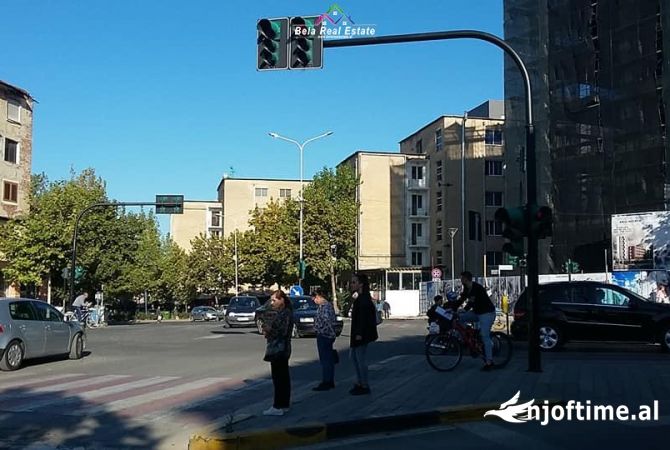 Parkim dhe Njesi Biznesi per Shitje prane Farmacise 10 (BT72) Tirane