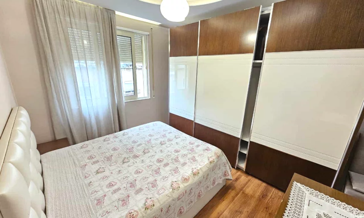 Shtepi me qera Apartament ne Tirane, 1+1, Mobilimi E mobiluar, Pagesa 60,000  Leke.