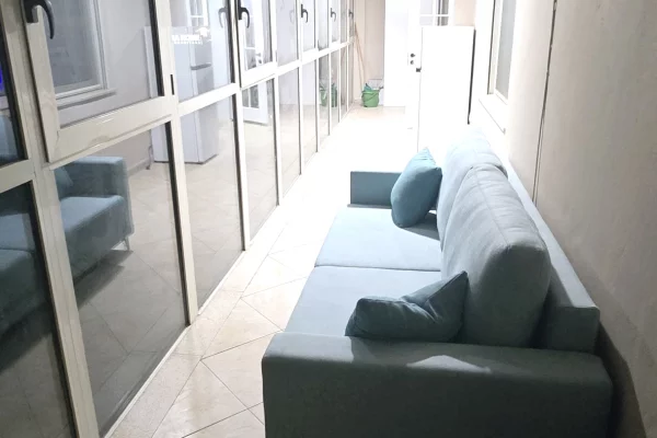 Shtepi me qera Apartament ne Tirane, 3+1, Mobilimi E mobiluar, Pagesa 85,000  Leke.