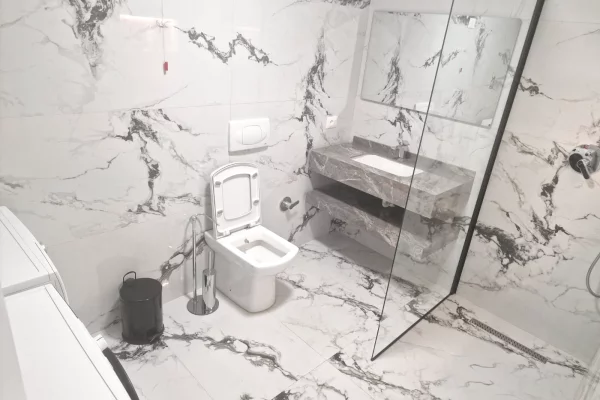 Shtepi me qera Apartament ne Tirane, 3+1, Mobilimi E mobiluar, Pagesa 85,000  Leke.