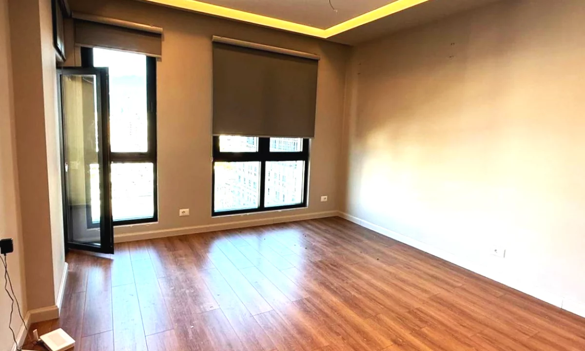 Zyre me qera tek Square 21 (ID BZ2799) Tirane