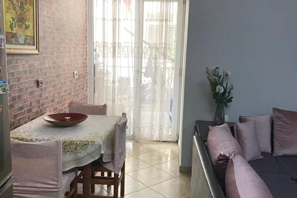Shtepi ne shitje Apartament ne Tirane, 2+1, Mobilimi E mobiluar, Pagesa 160,000  Euro.
