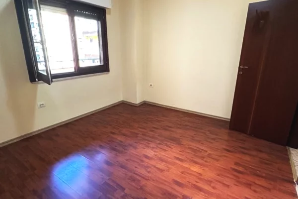 Ambient biznesi me qera 3+1 ne Tirane - 670 Euro