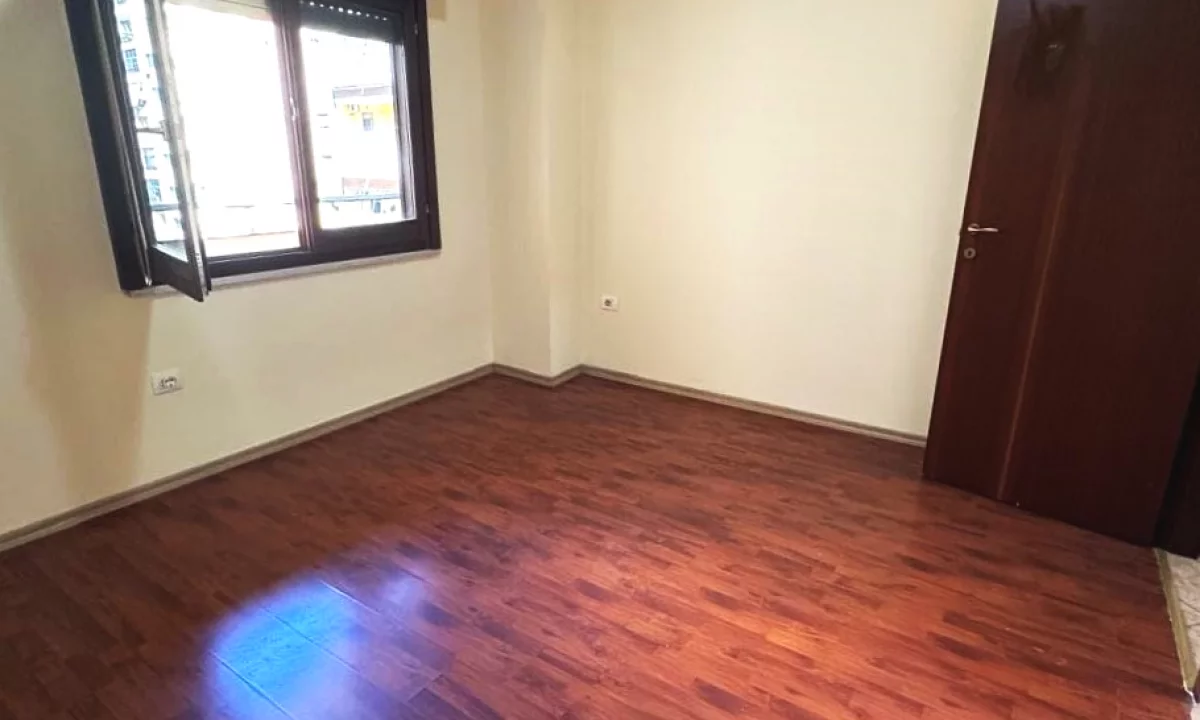 Zyre Me Qera Tek Komuna e Parisit (ID BZ2727) Tirane