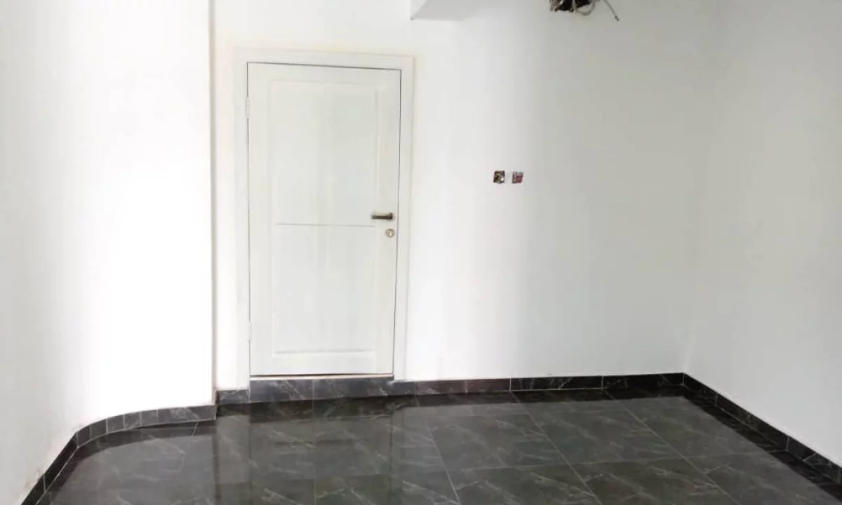 Dyqan me Qera prane Xhamise se Tabakeve ......