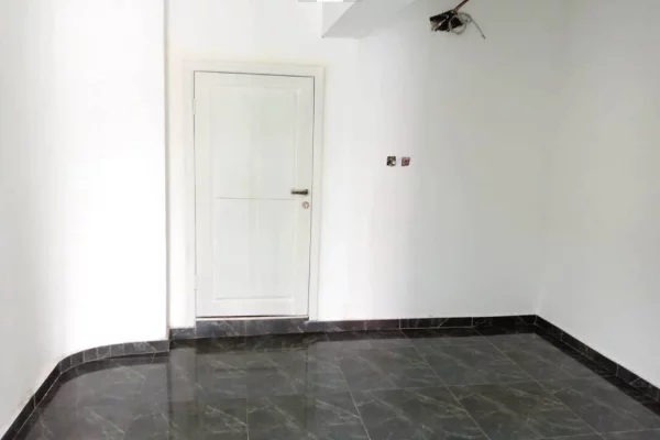 Dyqan me Qera prane Xhamise se Tabakeve ......