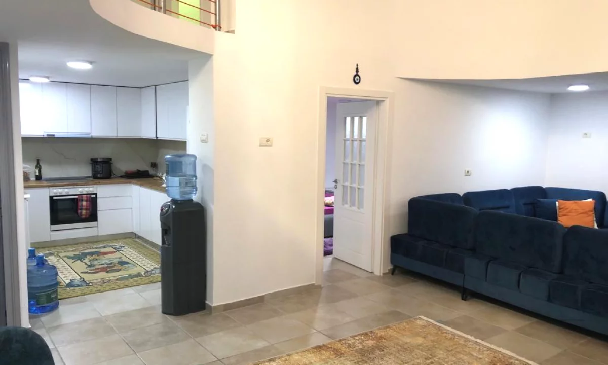 Shtepi ne shitje Apartament ne Tirane, 3+1, Mobilimi E mobiluar, Pagesa 127,000  Euro.