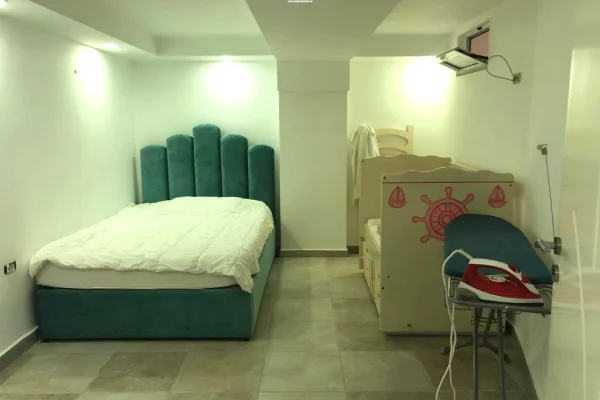 Shtepi ne shitje Apartament ne Tirane, 3+1, Mobilimi E mobiluar, Pagesa 127,000  Euro.