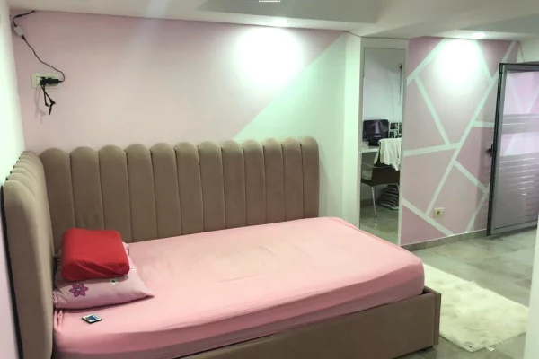 Shtepi ne shitje Apartament ne Tirane, 3+1, Mobilimi E mobiluar, Pagesa 127,000  Euro.