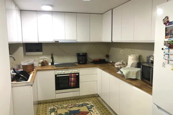 Shtepi ne shitje Apartament ne Tirane, 3+1, Mobilimi E mobiluar, Pagesa 127,000  Euro.