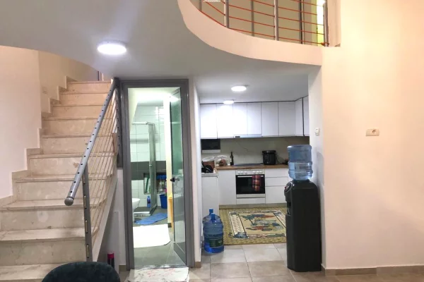 Shtepi ne shitje Apartament ne Tirane, 3+1, Mobilimi E mobiluar, Pagesa 127,000  Euro.