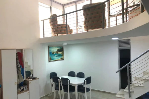 Shtepi ne shitje Apartament ne Tirane, 3+1, Mobilimi E mobiluar, Pagesa 127,000  Euro.