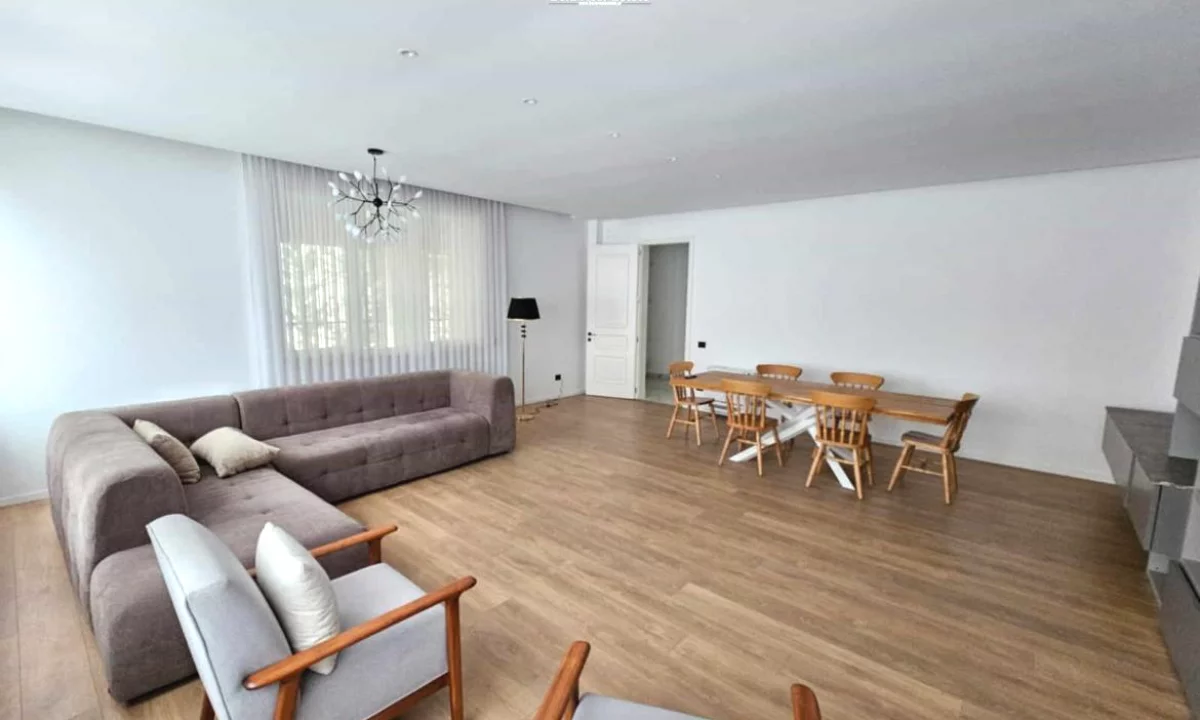 Appartamento in affitto a Tirana 5+1, Arredato