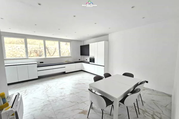 Appartamento in affitto a Tirana 5+1, Arredato