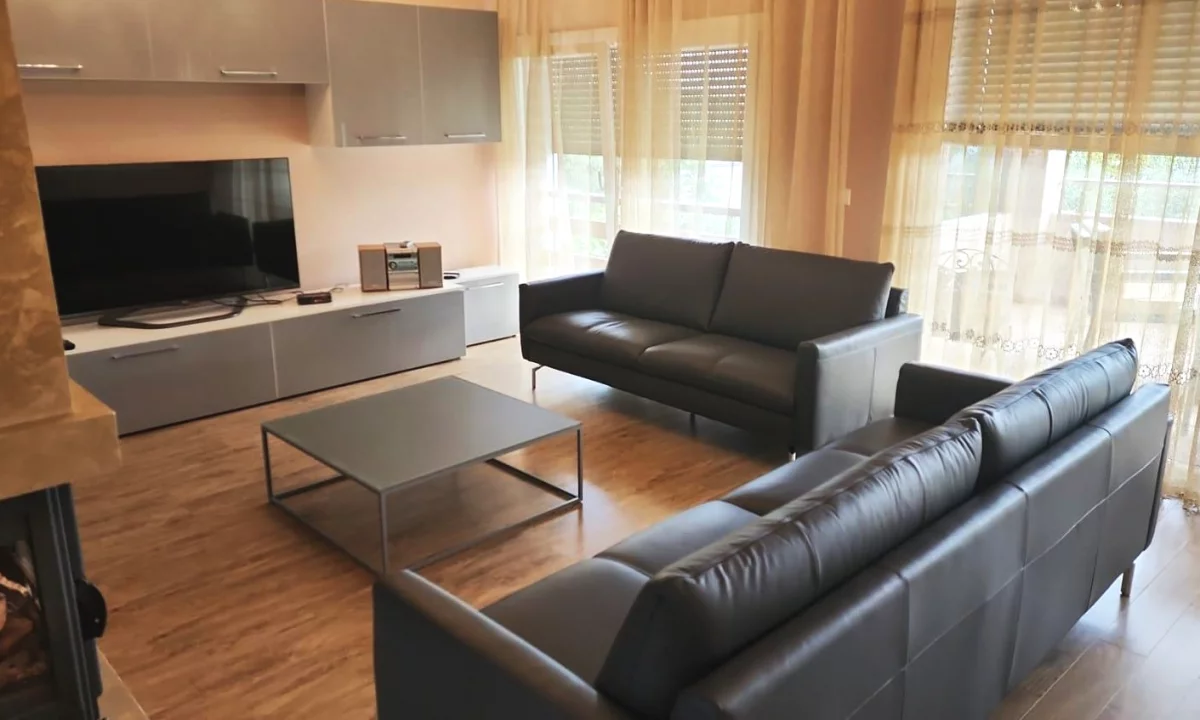 Shtepi me qera Apartament ne Tirane, 3+1, Mobilimi E mobiluar, Pagesa 2,000  Euro.