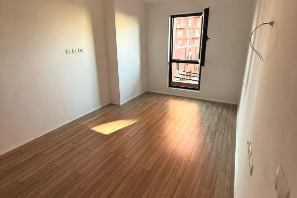 Ambient biznesi me qera 3+1 ne Tirane - 1,200 Euro