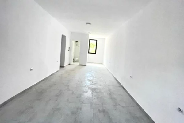 Dyqan Ne Shitje Prane Stadiumit Dinamo (ID BD1166) Tirane