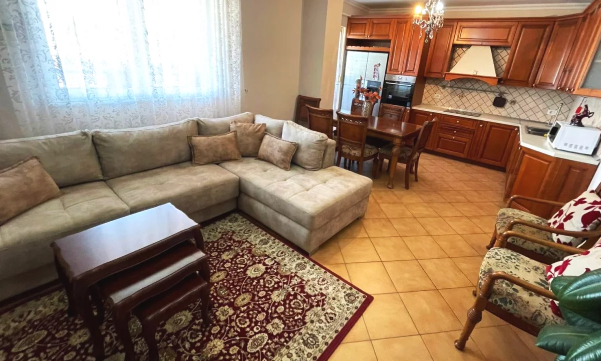 Appartamento in affitto a Tirana 2+1, Arredato