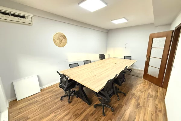 Ambient biznesi me qera 3+1 ne Tirane - 1,660 Euro