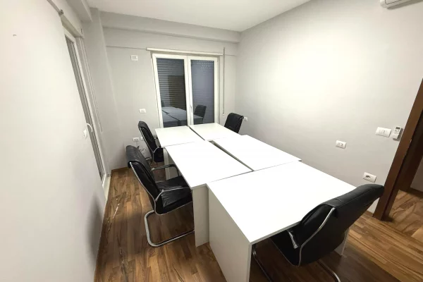 Ambient biznesi me qera 3+1 ne Tirane - 1,660 Euro