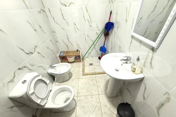 Ambient biznesi me qera 3+1 ne Tirane - 1,660 Euro