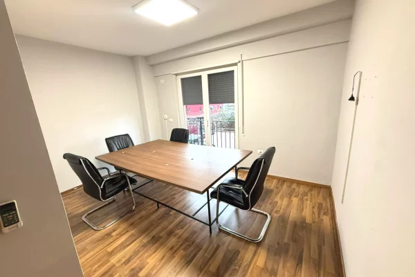 Zyre me qera tek 21 Dhjetori (ID BZ2806) Tirane