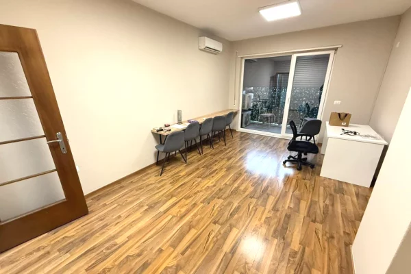 Zyre me qera tek 21 Dhjetori (ID BZ2806) Tirane