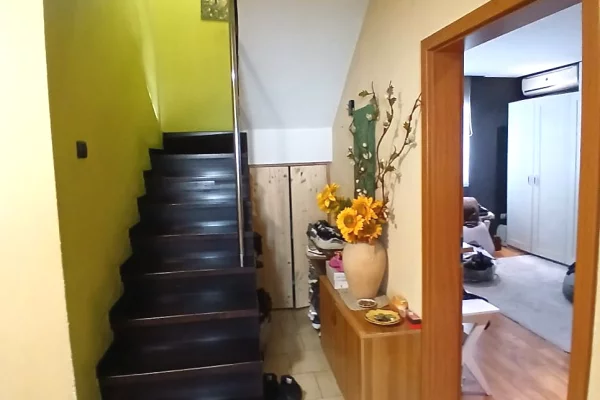 Shtepi ne shitje Apartament ne Tirane, 3+1, Mobilimi E mobiluar, Pagesa 280,000  Euro.