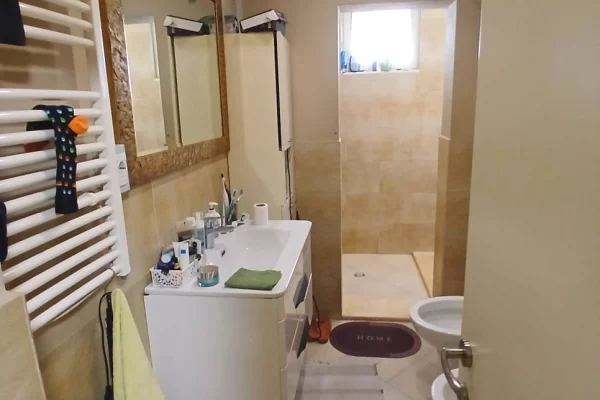 Shtepi ne shitje Apartament ne Tirane, 3+1, Mobilimi E mobiluar, Pagesa 280,000  Euro.