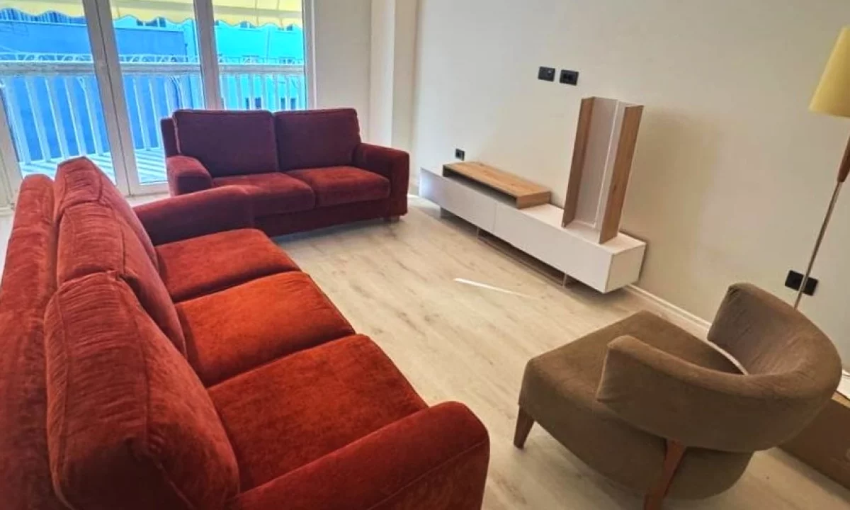 Mansarda(ultimo piano del tetto) in affitto a Tirana 1+1, Arredato