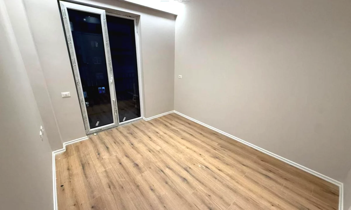 Zyre Me Qera 2+1 Tek Komuna e Parisit (ID BZ2814) Tirane