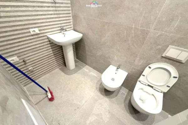 Zyre Me Qera 1+1 Tek Komuna e Parisit (ID BZ2815) Tirane