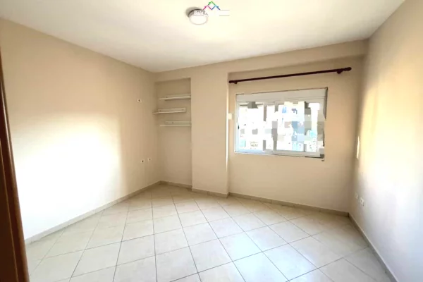 Shtepi me qera Apartament ne Tirane, 2+1, Mobilimi Bosh, pa mobiluar, Pagesa 570  Euro.