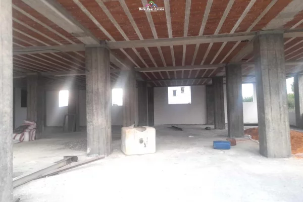 Ambient biznesi me qera 4+1 ne Durres - 2,500 Euro