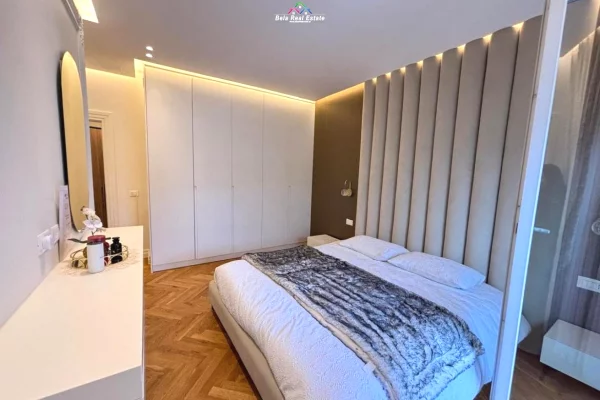 Shtepi ne shitje Apartament ne Tirane, 3+1, Mobilimi E mobiluar, Pagesa 330,000  Euro.