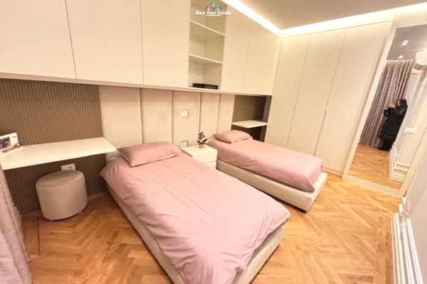 Shtepi ne shitje Apartament ne Tirane, 3+1, Mobilimi E mobiluar, Pagesa 330,000  Euro.