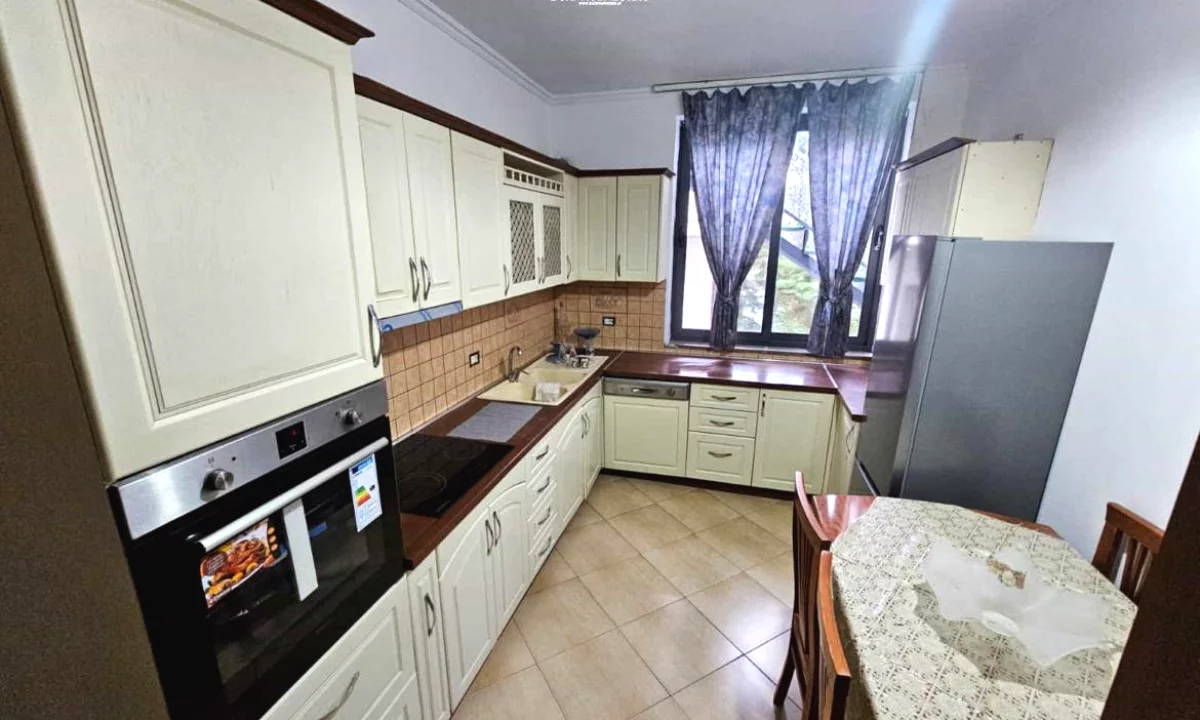 Casa privata/Indipendente in affitto a Tirana 2+1, Arredato