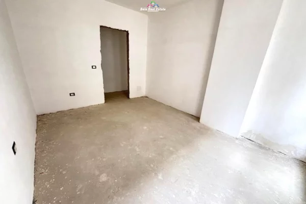 Shtepi ne shitje Apartament ne Tirane, 2+1, Mobilimi Bosh, pa mobiluar, Pagesa 124,850  Euro.