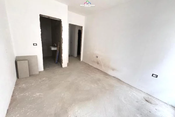 Shtepi ne shitje Apartament ne Tirane, 2+1, Mobilimi Bosh, pa mobiluar, Pagesa 124,850  Euro.