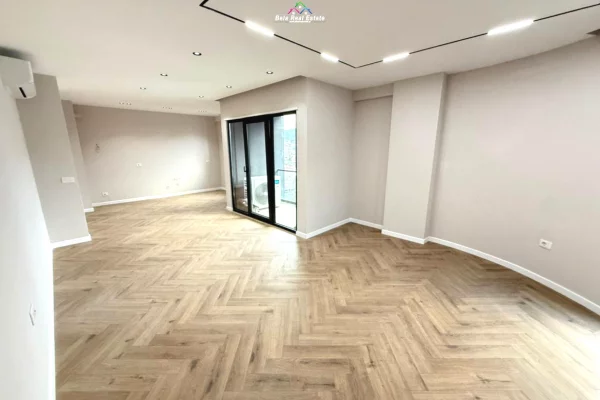 Zyre Me Qera 2+1+2 Ne Astir.. 