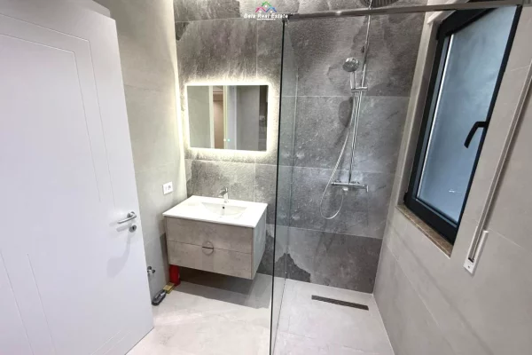 Zyre Me Qera 2+1+2 Ne Astir.. 