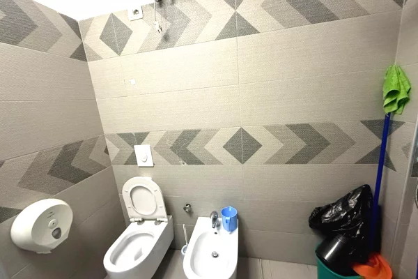 Zyre Me Qera Tek Ish Ekspozita ( ID BZ2823) Tirane