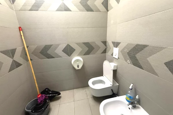 Zyre Me Qera Tek Ish Ekspozita ( ID BZ2823) Tirane