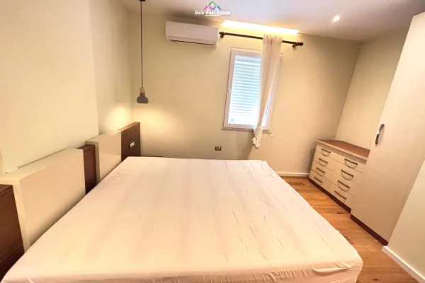 Shtepi me qera Apartament ne Tirane, 3+1, Mobilimi E mobiluar, Pagesa 80,000  Leke.