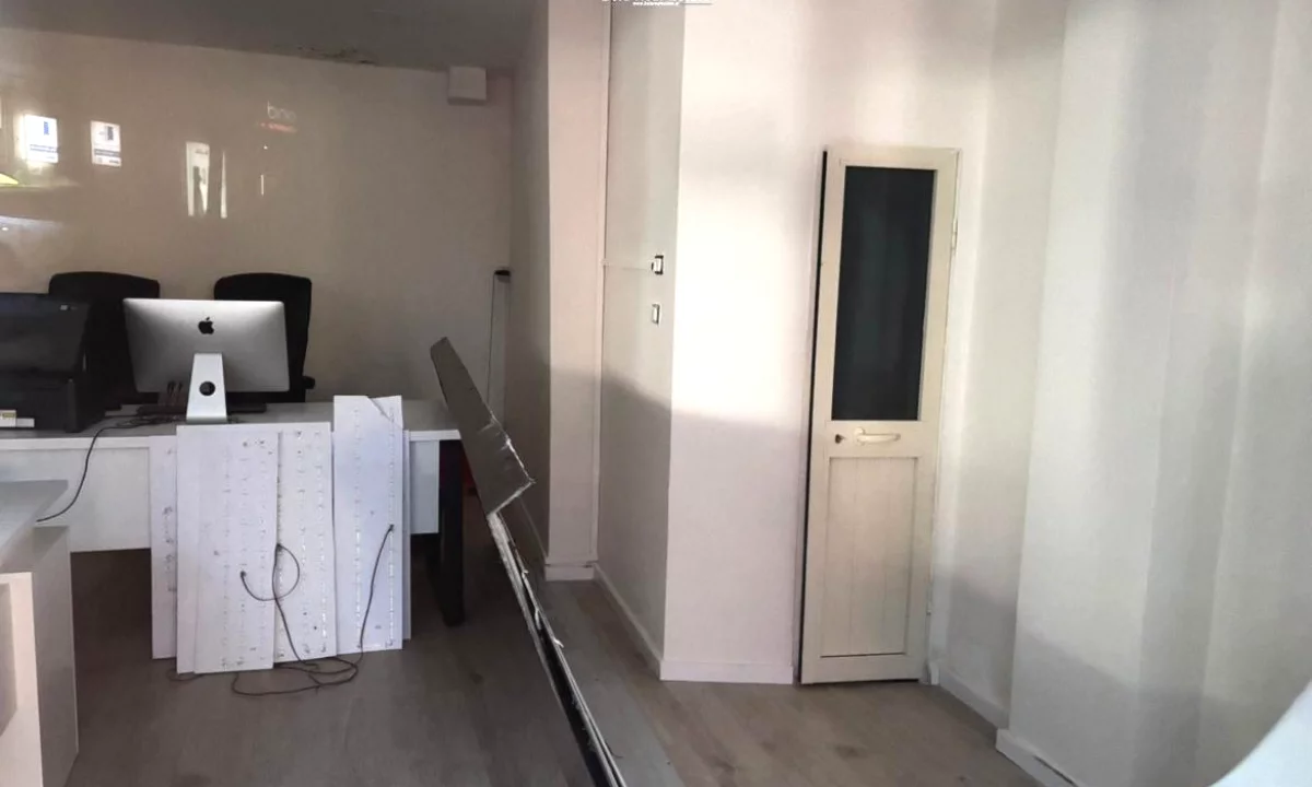 Dyqan Me Qera Tek Komuna e Parisit ( ID BD21800) Tirane