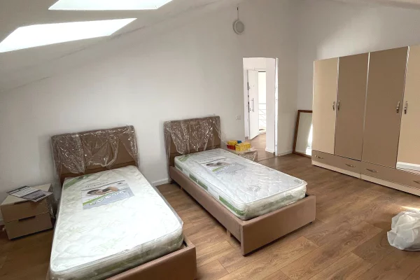 Shtepi ne shitje Apartament ne Tirane, 2+1, Mobilimi E mobiluar, Pagesa 186,550  Euro.