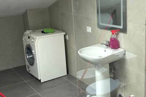 Shtepi ne shitje Apartament ne Tirane, 2+1, Mobilimi E mobiluar, Pagesa 186,550  Euro.