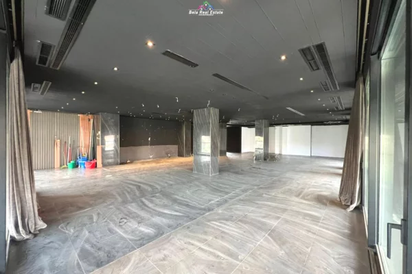 Zyre Me Qera Tek Stadiumi Dinamo (ID BZ2828) Tirane