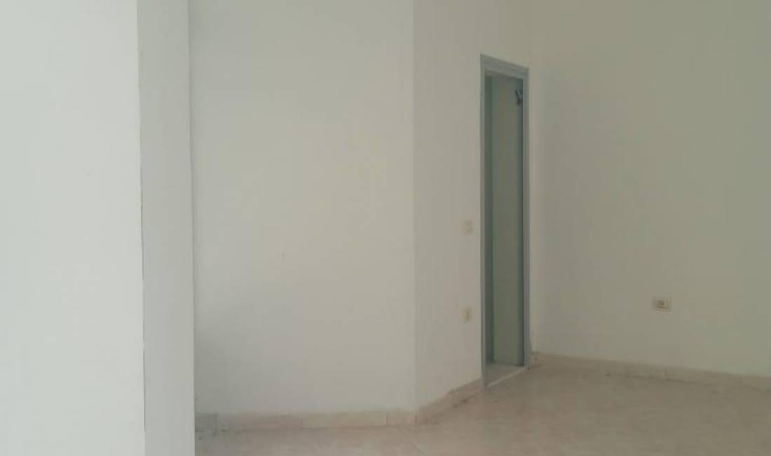 Shitet 2 Dyqane Tek Rruga E Dibres (ID BD174) Tirane