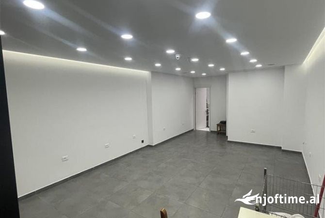 Ambiente Commerciale in Vendita 1+1 a Tirana - 800 Euro